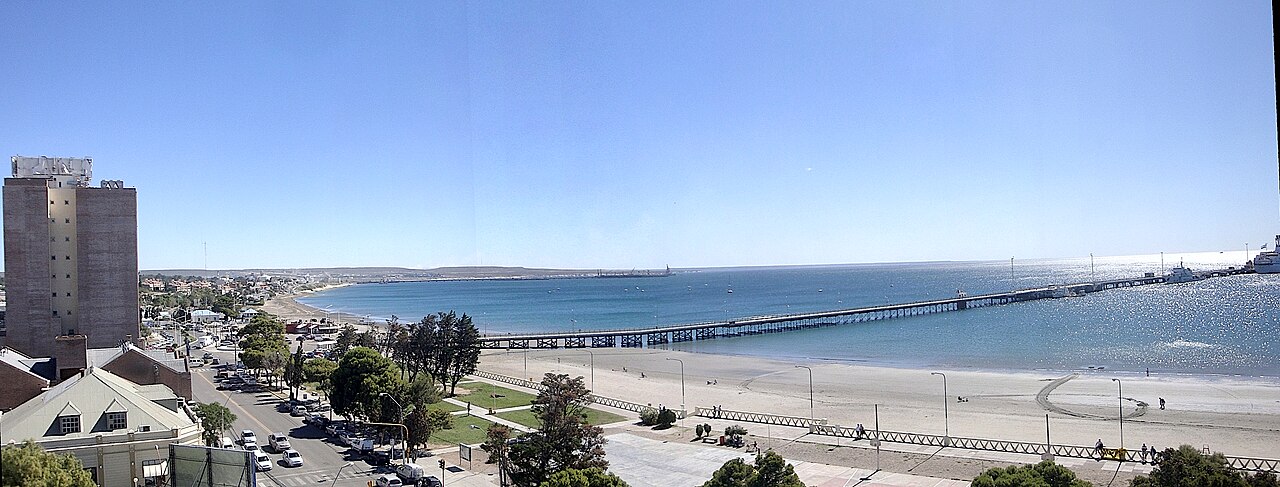 Vista panorámica de la costa de Puerto Madryn y del muelle Luis Piedrabuena